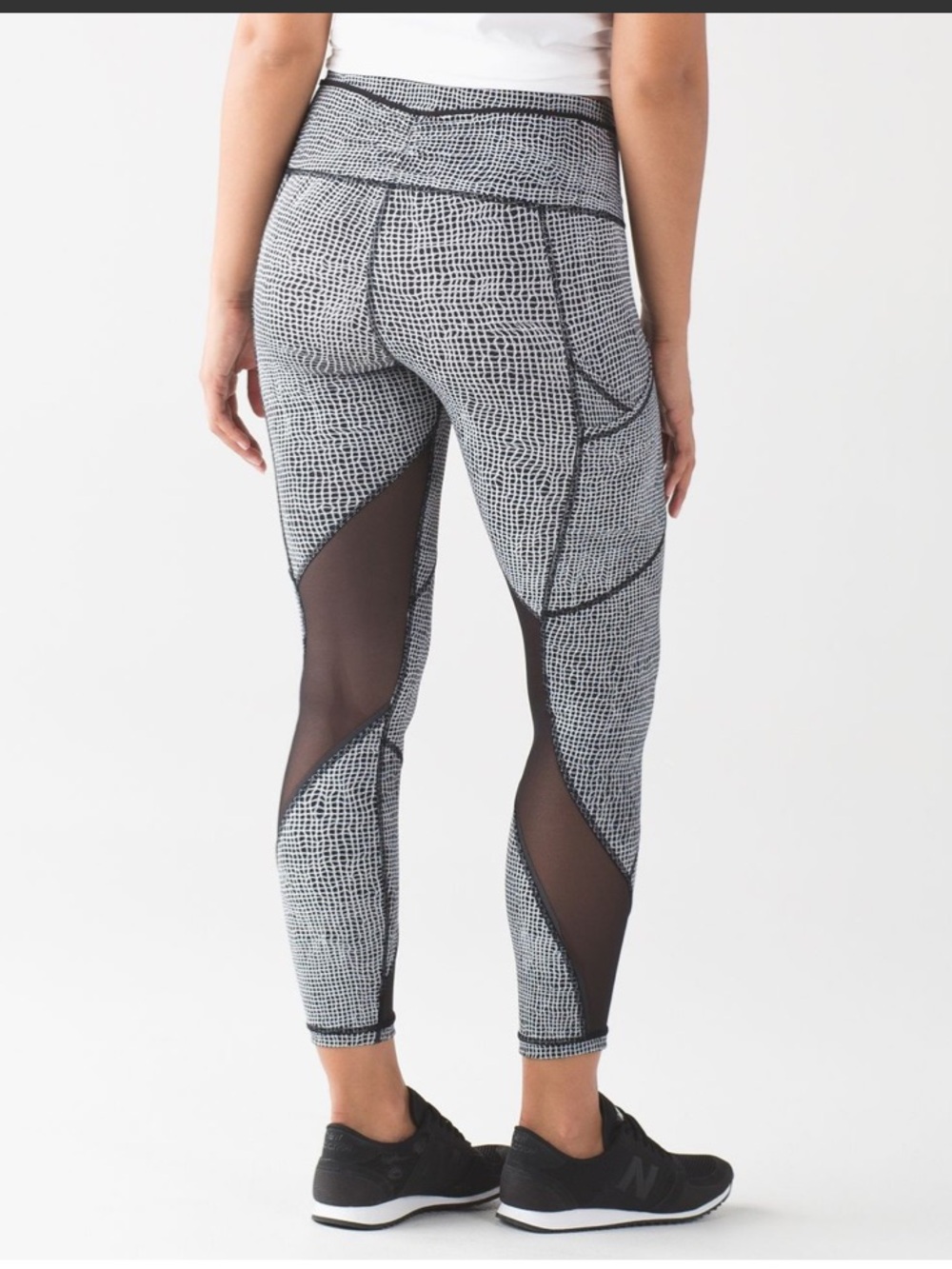 Lululemon Outrun Tight Reflective Black White Size 4 Small Pockets 25”